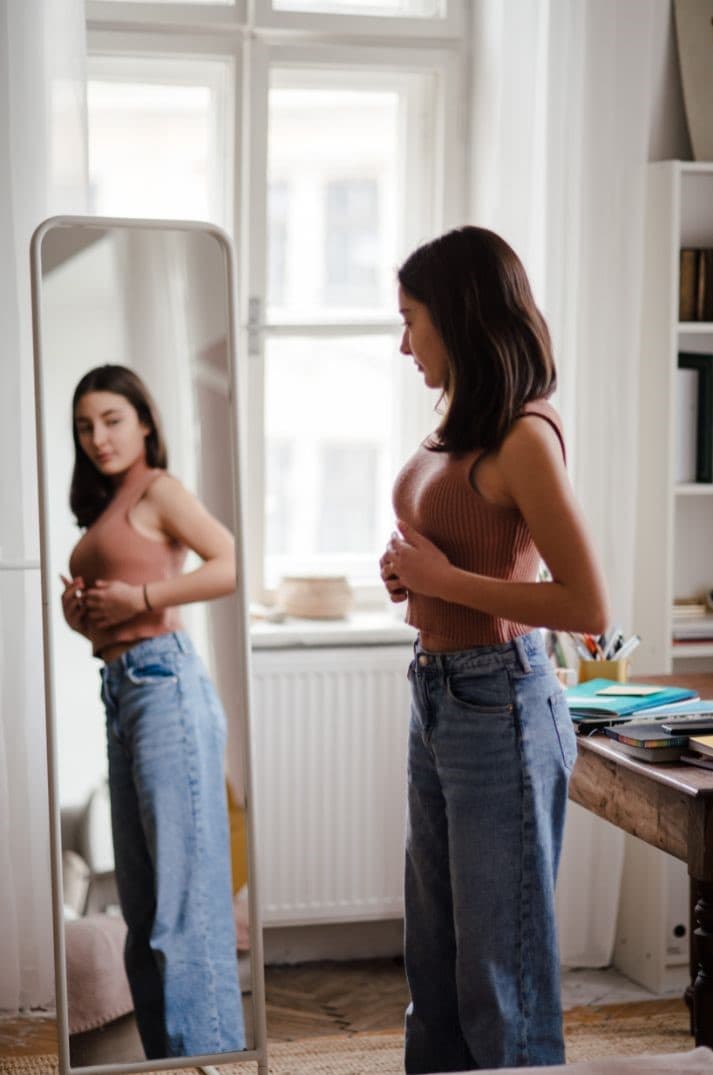 looking-herself-in-front-of-mirror